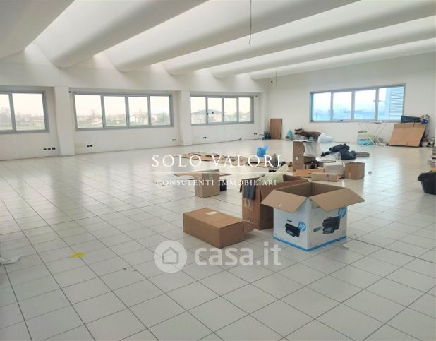 Capannone in commerciale in 