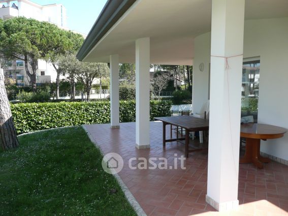 Casa bi/trifamiliare in residenziale in