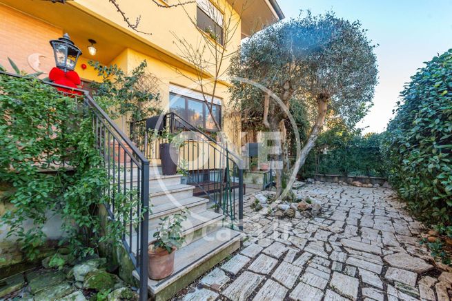 Villa in residenziale in Via Brianza 3