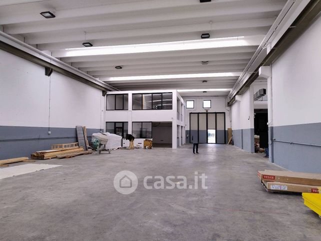 Capannone in commerciale in Via Novara