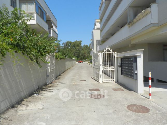 Box/posto auto in residenziale in Via Aurelia 183