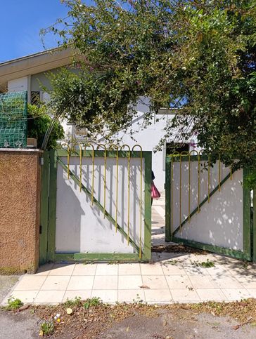 Casa bi/trifamiliare in residenziale in 