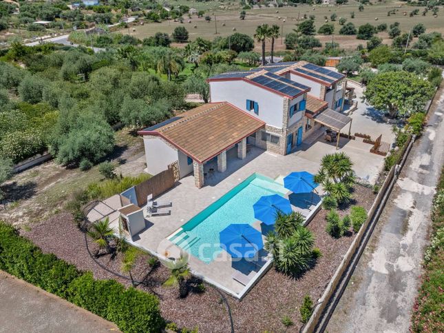 Villa in residenziale in Via dei Pinoli