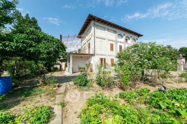 Casa bi/trifamiliare in residenziale in Piazza Castello 2