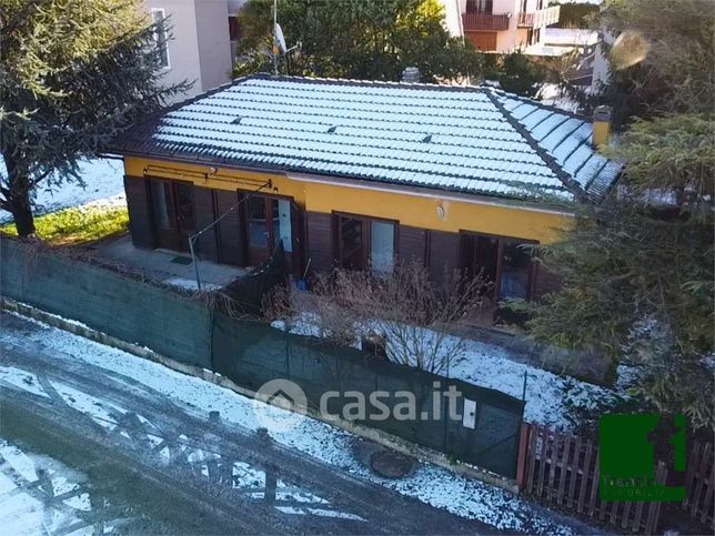 Casa indipendente in residenziale in Via del Sasson 10