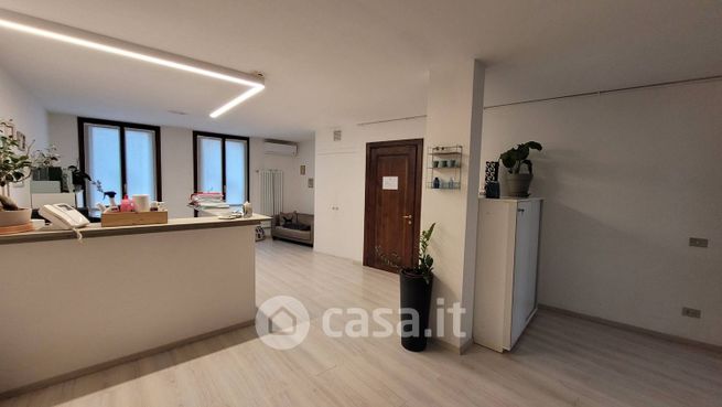 Ufficio in commerciale in Viale delle Fosse