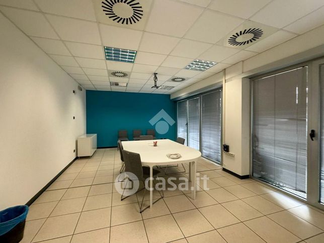 Ufficio in commerciale in Via Marco Biagi 1
