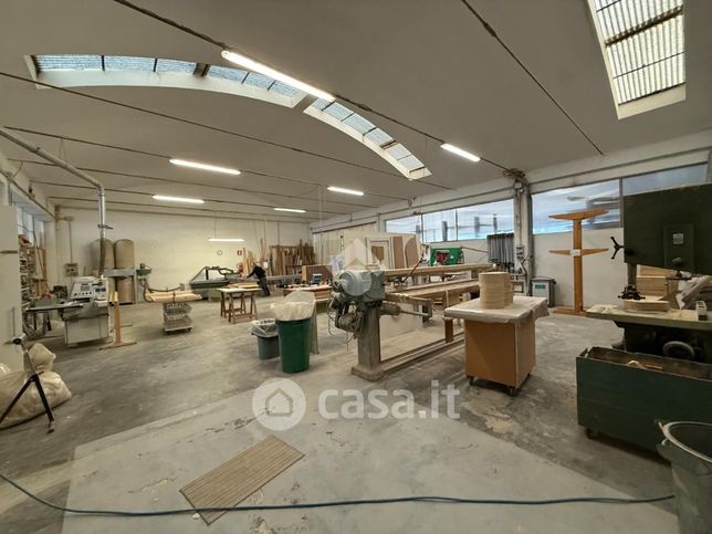 Capannone in commerciale in Via Monte Pasubio 120