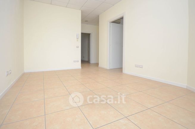 Ufficio in commerciale in Via Monte Pasubio