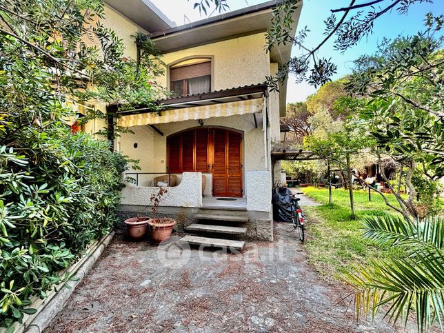 Villetta a schiera in residenziale in Via del Pesce Persico 11