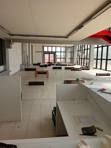 Capannone in commerciale in 