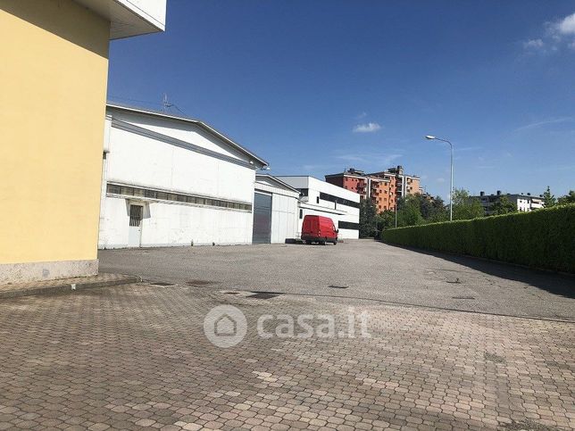 Capannone in commerciale in