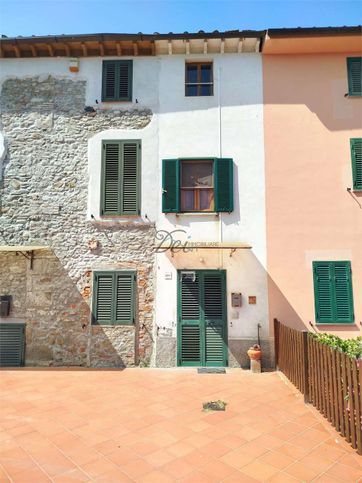 Casa bi/trifamiliare in residenziale in Via del Fanuccio