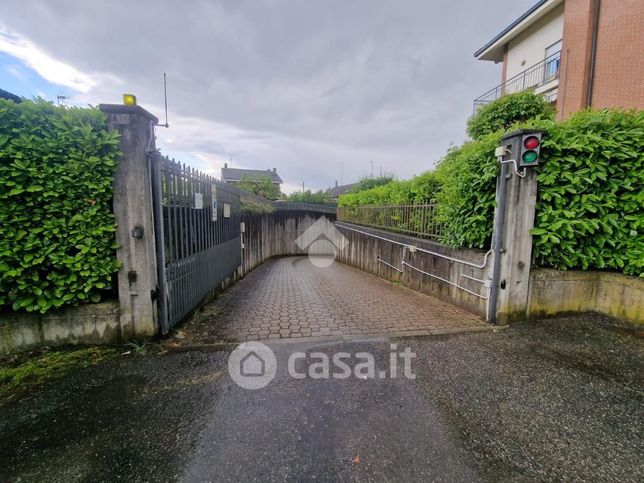 Box/posto auto in residenziale in Via G. Leopardi 6