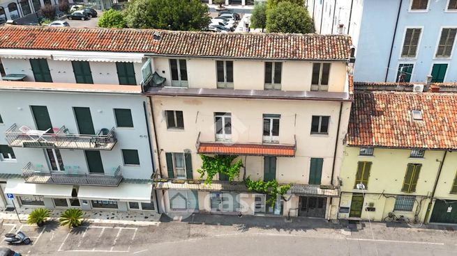 Capannone in commerciale in Piazza Sergio Bresciani 5