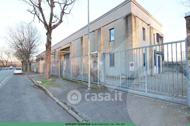 Capannone in commerciale in Via Torino 77