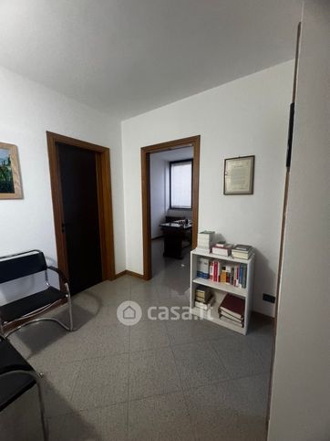Ufficio in commerciale in Via Campania 19