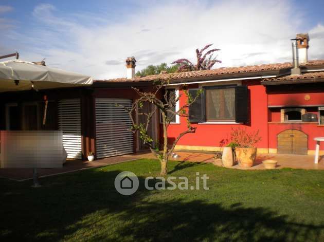 Casa bi/trifamiliare in residenziale in Viale Ascanio