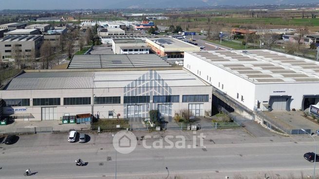 Capannone in commerciale in 