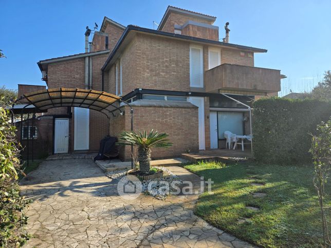 Villa in residenziale in Viale Viareggio 163