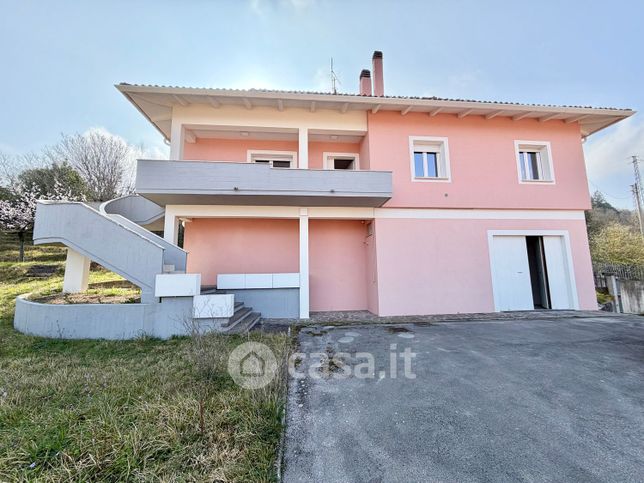 Villa in residenziale in Viale Giovanni Bovio 39
