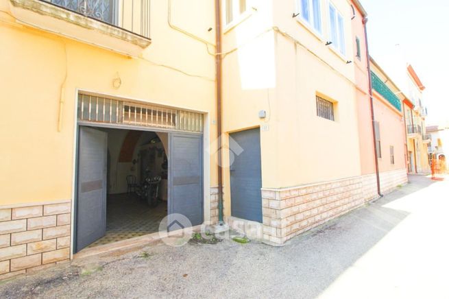 Garage/posto auto in residenziale in Via Cristoforo Colombo 5