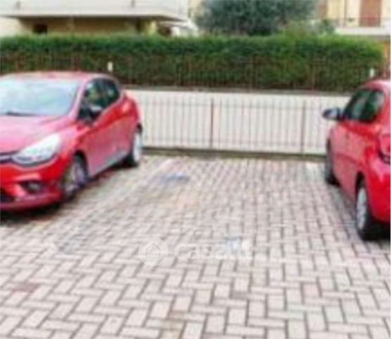 Box/posto auto in residenziale in Via Europa