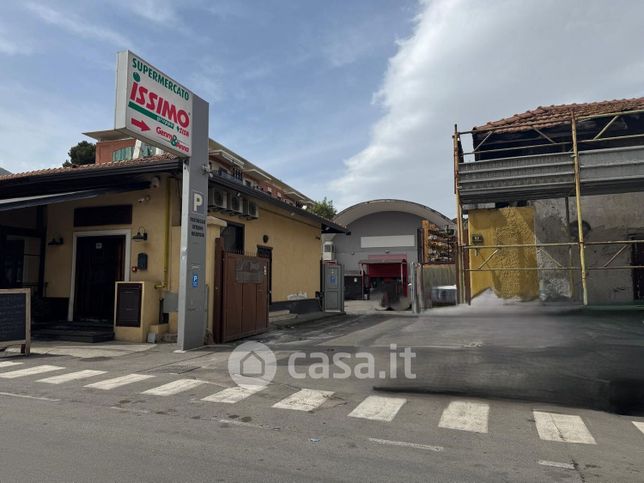Negozio/locale commerciale in commerciale in Via Eduardo Astuti 52