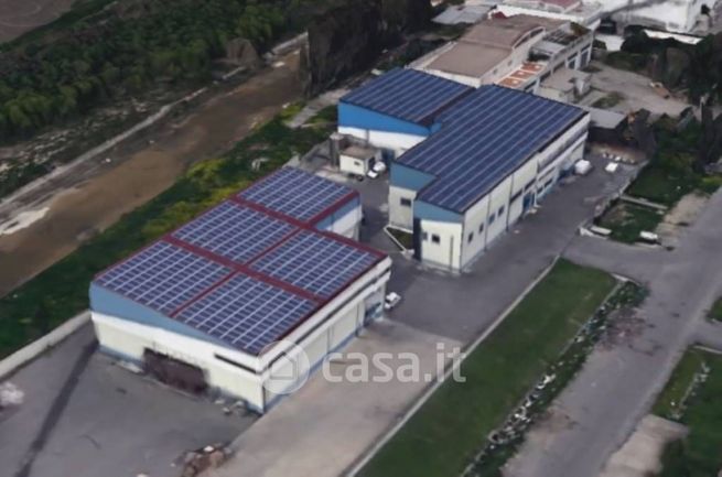 Capannone in commerciale in Via Guido Donegani