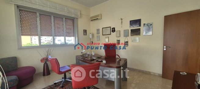 Ufficio in commerciale in Via Caserta