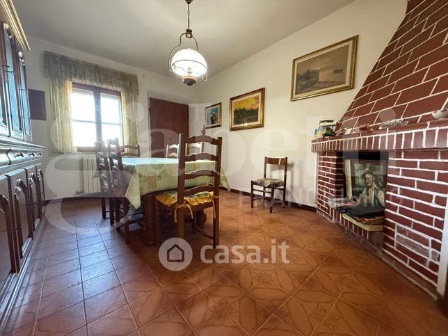 Casa indipendente in residenziale in 