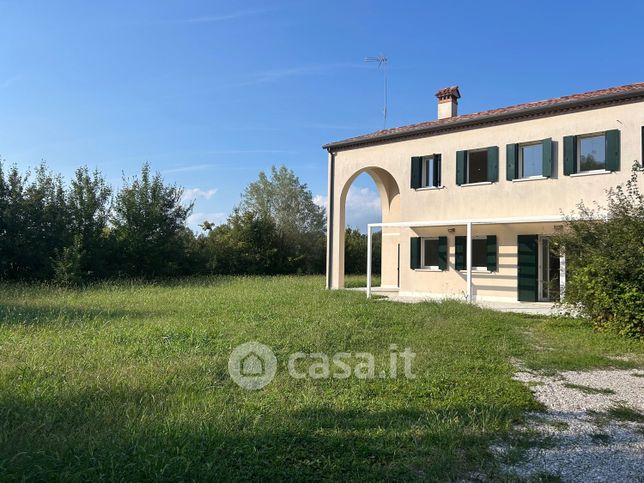 Casa bi/trifamiliare in residenziale in