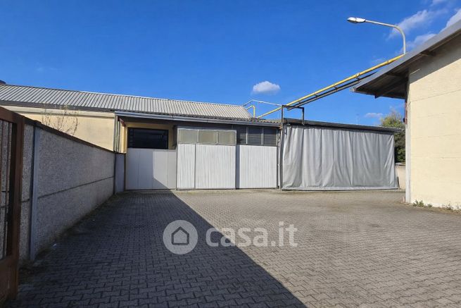 Capannone in commerciale in Via XXV Aprile 8