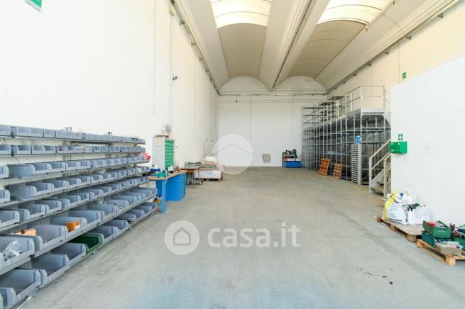 Capannone in commerciale in 