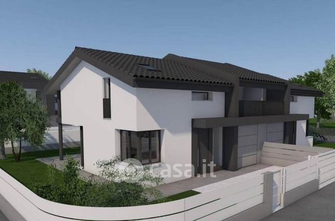 Casa bi/trifamiliare in residenziale in 