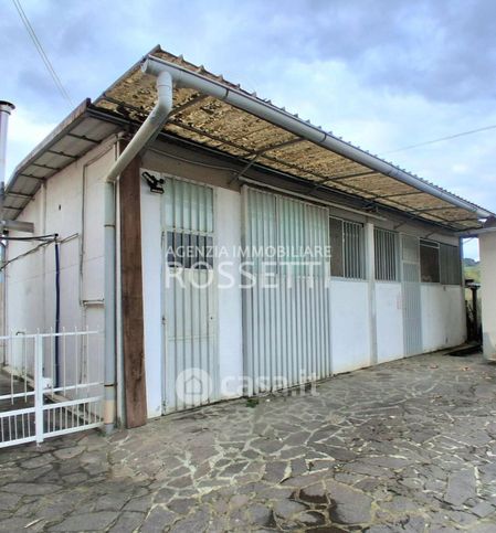 Capannone in commerciale in 