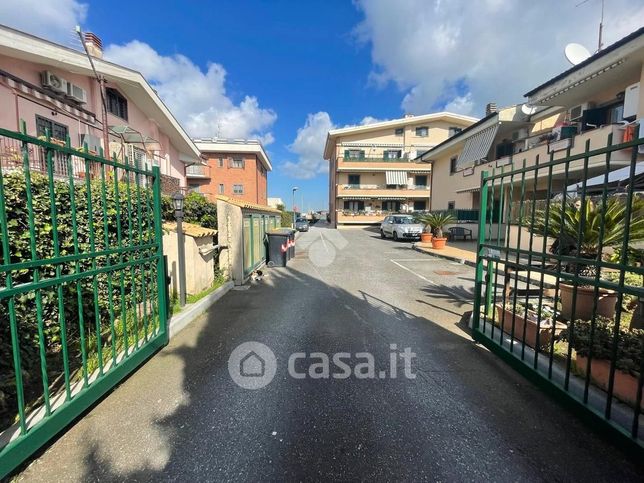 Garage/posto auto in residenziale in Via Angelo Bassini 18