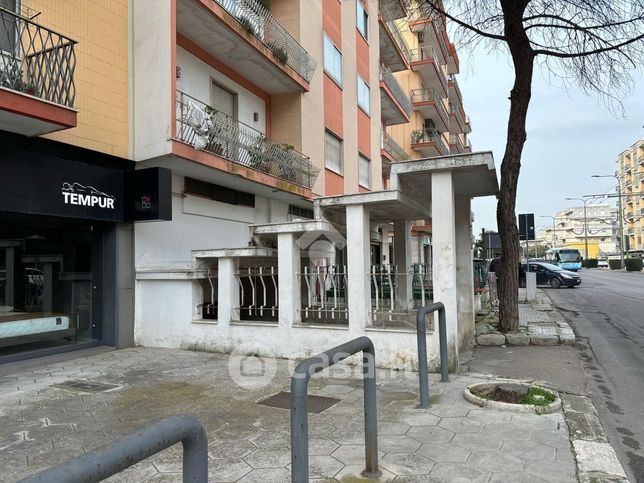 Box/posto auto in residenziale in Viale G. Leopardi 25