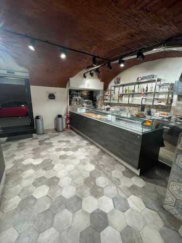 Attività/licenza (con o senza mura) in commerciale in Via Giovanni Giolitti 247