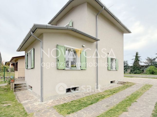 Casa bi/trifamiliare in residenziale in 