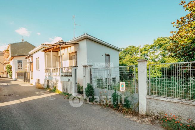 Casa indipendente in residenziale in Via Colli Lucio 1