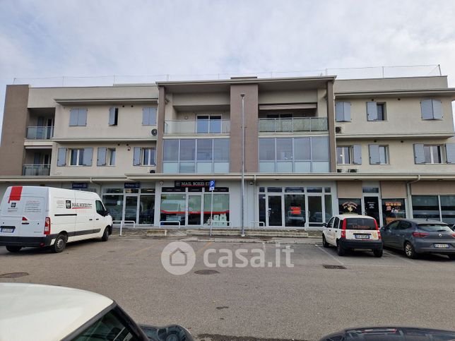 Negozio/locale commerciale in commerciale in Via Mantova 112