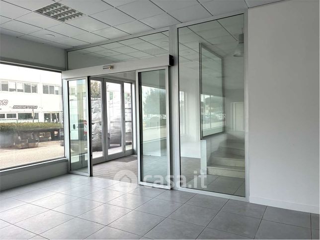 Ufficio in commerciale in 
