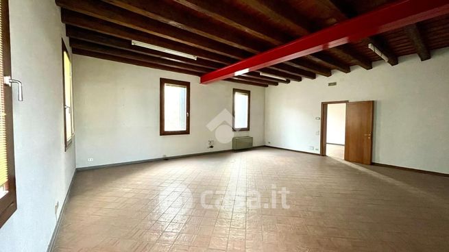Ufficio in commerciale in Stradella del Tezzon 16