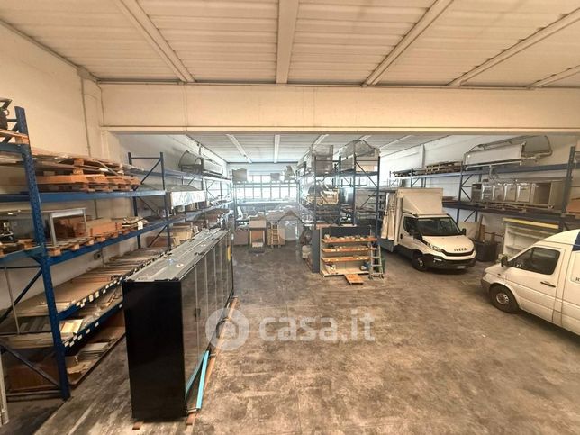 Capannone in commerciale in Via Alessandro Volta 36