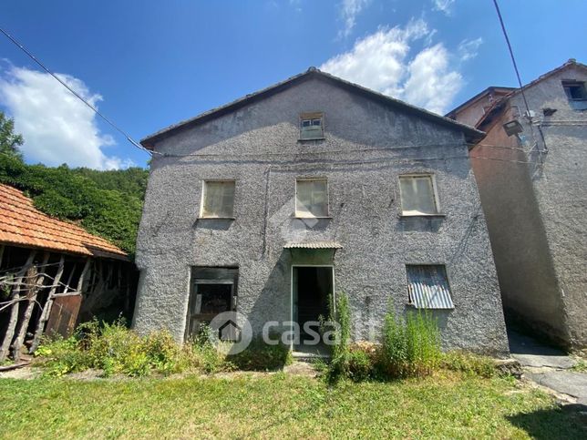 Casa bi/trifamiliare in residenziale in Località Montemoro 17