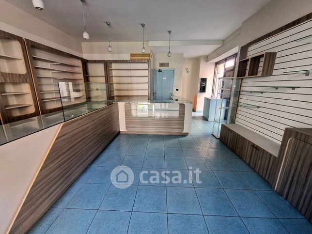 Negozio/locale commerciale in commerciale in Via Domenico Fernelli