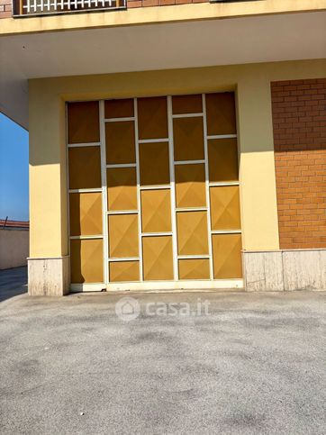 Capannone in commerciale in Via Santa Maria la Bruna 61