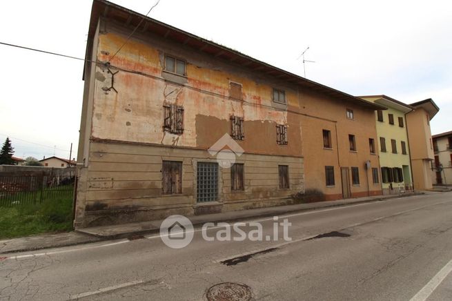 Rustico/casale in residenziale in Via Divisione Julia 5