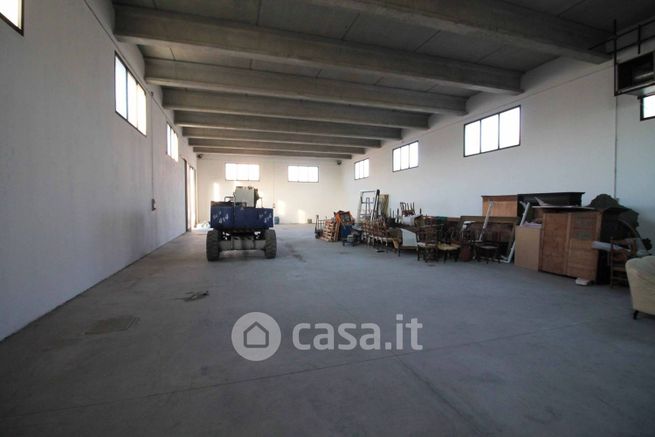 Capannone in commerciale in Via Bologna 300